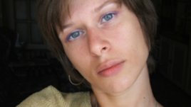 Бръчки по деколтето – кое помага и кое не?