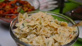 Салата с паста, бекон и кисели краставички