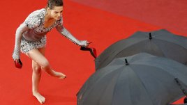 Кристен Стюарт се събу на червения килим в Кан