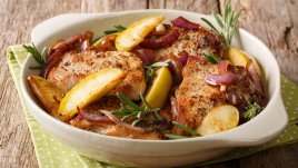 Свински котлети със сотирани круши