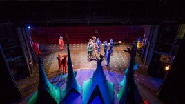 Демонстрация за деца как се разваля и строи декор в театър