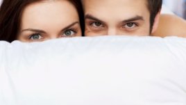 Как спането голи влияе на брака?