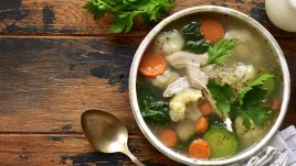 Пилешка супа с тиквички и карфиол