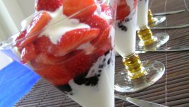 Десерт с ягоди и извара