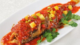 Риба с доматено-маслинена салца