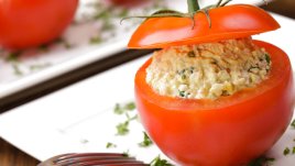 Пълнени домати с ориз, риба тон и майонеза