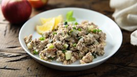 Салата с риба тон, яйца и дресинг