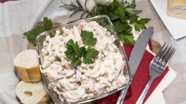 Салата с паста, риба тон и царевица 