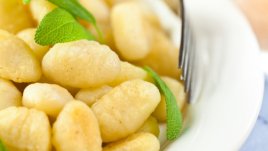 Картофени ньоки с масло и подправки