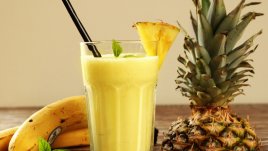 Шейк с банан, ананас и ягоди