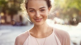 Цветни балсами за устни – лек цвят и грижа