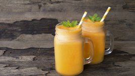 Лятно смути с манго и портокал