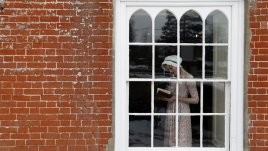 Кои са идеалните любовни романи за дъждовни дни