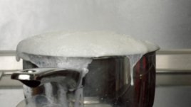 Млякото изкипя – какво да правя?