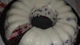 Бяла торта с малини