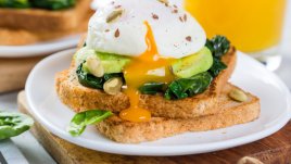 Сандвичи с авокадо, спанак и яйце