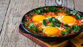 Яйца на фурна с шунка и домати