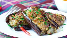 Пълнени патладжани с колбас и моцарела