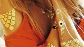 Секси визия с летни металик и златни татуировки (галерия)