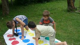 Забавни игри за деца под лозницата