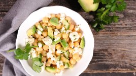 Салата с нахут, краставица и сирене фета