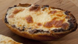 Сандвич с наденица и сирене за мазане