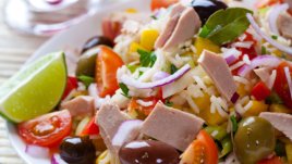 Салата с ориз, зеленчуци и риба тон