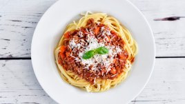 Богати спагети с кайма и зеленчуци 