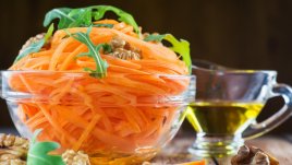 Салата с моркови и орехи 