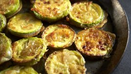 Разкошни чеснови тиквички с масло