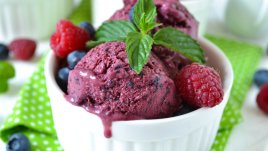 Домашен сладолед със замразени плодове и сирене котидж
