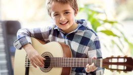 Как музикалните уроци развиват децата