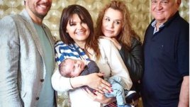 Аня Пенчева и Сашо Диков сияят до внучето си