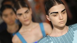 Жертви на модата искат трансплантация на вежди