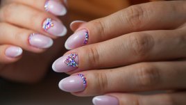 Блестящи идеи за маникюр с камъни