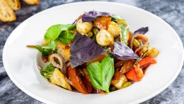 Салата с авокадо и моцарела