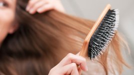 Колко често да почиствате четката за коса