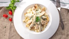 Паста с пиле, гъби и сметанов сос 