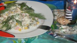 Салата с калмари, скариди, ролца от раци &ndash; "Ам-гъл"