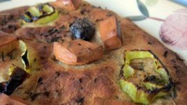Италианска фокача с маслини и мащерка
