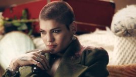 Жана Бергендорф се подстрига до кожа за новия си клип