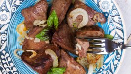 Пушени свински гърди с лук и вино