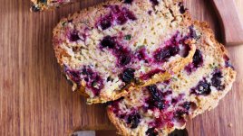 Кекс с банани и сини боровинки