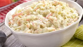 Салата със зеле, моркови и рулца от раци