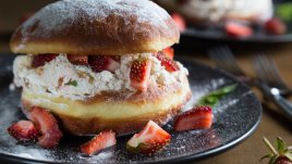 Сладък сандвич със сметанов крем и ягоди 