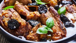 Глазирано свинско със сини сливи