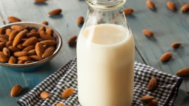 Три причини да изберете бадемово пред краве мляко
