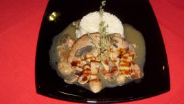 Свински врат с бекон и фин сос от манатарки