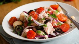 Салата с боб, риба тон и маслини