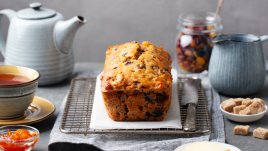 Кекс със стафиди и черен чай 